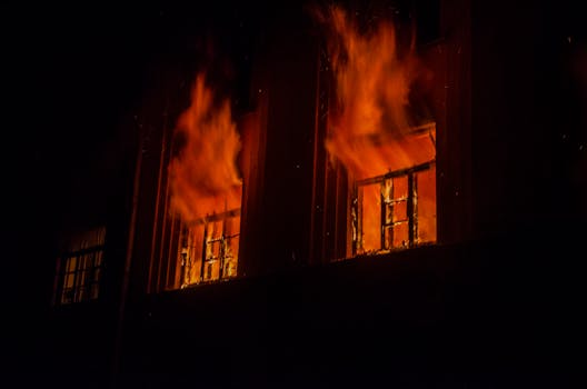 Noční Ostřelování Ukrajiny: 2 Zranění, Město v Krizi